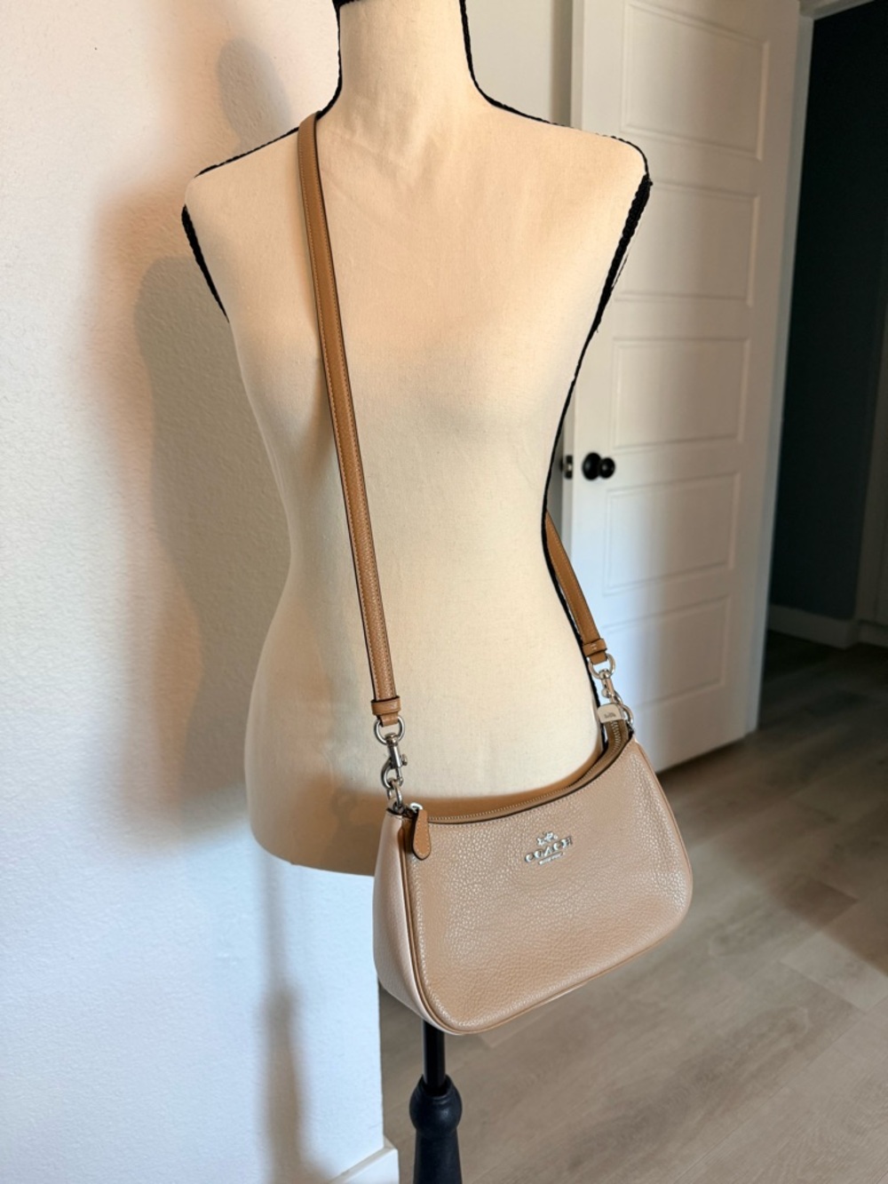 Coach Pebbled Leather Shoulder Bag in Taupe and Cream - Picture 5 of 8